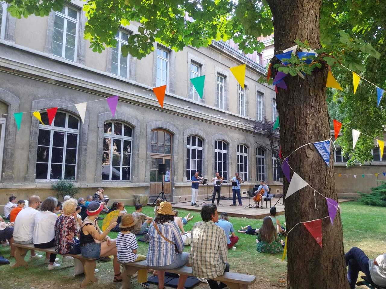 Copyright Helisende Carteret