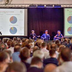 300 personnes en conférence