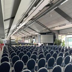 Le hall transformé en salle de conférence atypique