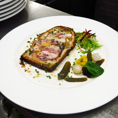 Pâté en croûte Richelieu "maison" et ses condiments, salsa de mesclun. Champion du Monde 2013.