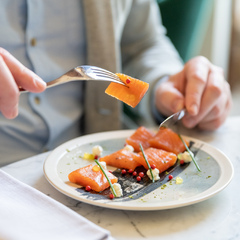 Dégustation de plats au restaurant