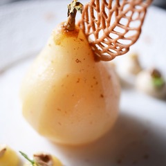 Poire pochée au poivre long