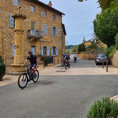 Team building découverte Pierres Dorées en vélo électrique