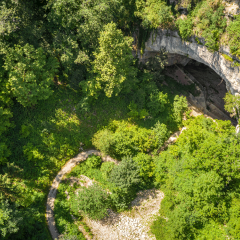 Porche des Grottes du Cerdon