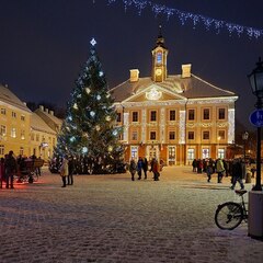 1280px-tartu_raekoda_2016_12.jpg