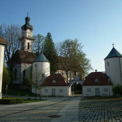 1280px-ensemble_wehrturme_schloss_grosslaupheim_st_peter_und_paul_laupheim.jpg