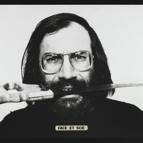 Copyright Jean-Claude Guillaumon, Face et Scie, 1975. Photographie noir et blanc. Reproduction photographique : Blaise Adilon. Courtesy Famille Guillaumon