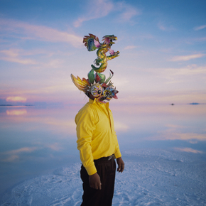 Copyright Enrique Ramírez Un hombre que camina (Un homme qui marche) 2011-2014. Photographie du tournage de la vidéo. Photo : Enrique Ramírez © Adagp, Paris, 2025