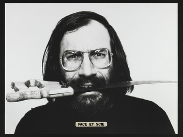 Copyright Jean-Claude Guillaumon, Face et Scie, 1975. Photographie noir et blanc. Reproduction photographique : Blaise Adilon. Courtesy Famille Guillaumon