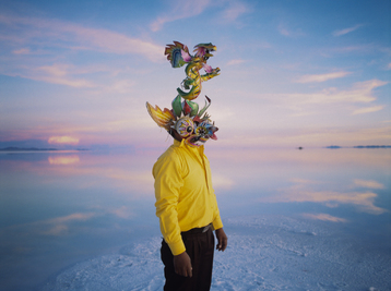 Copyright Enrique Ramírez Un hombre que camina (Un homme qui marche) 2011-2014. Photographie du tournage de la vidéo. Photo : Enrique Ramírez © Adagp, Paris, 2025