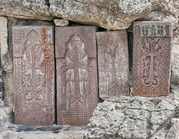 Projet d’installation pour la cour d’honneur de la Fondation Bullukian, Lyon «Les temps du sacré», Khatchkars du monastère de Geghard, Arménie. 